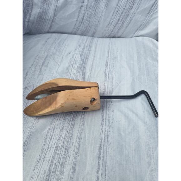 Vintage Wooden Shoe Stretcher Ladies Regular Size 5B–8A Made in Taiwan - Picture 3 of 3